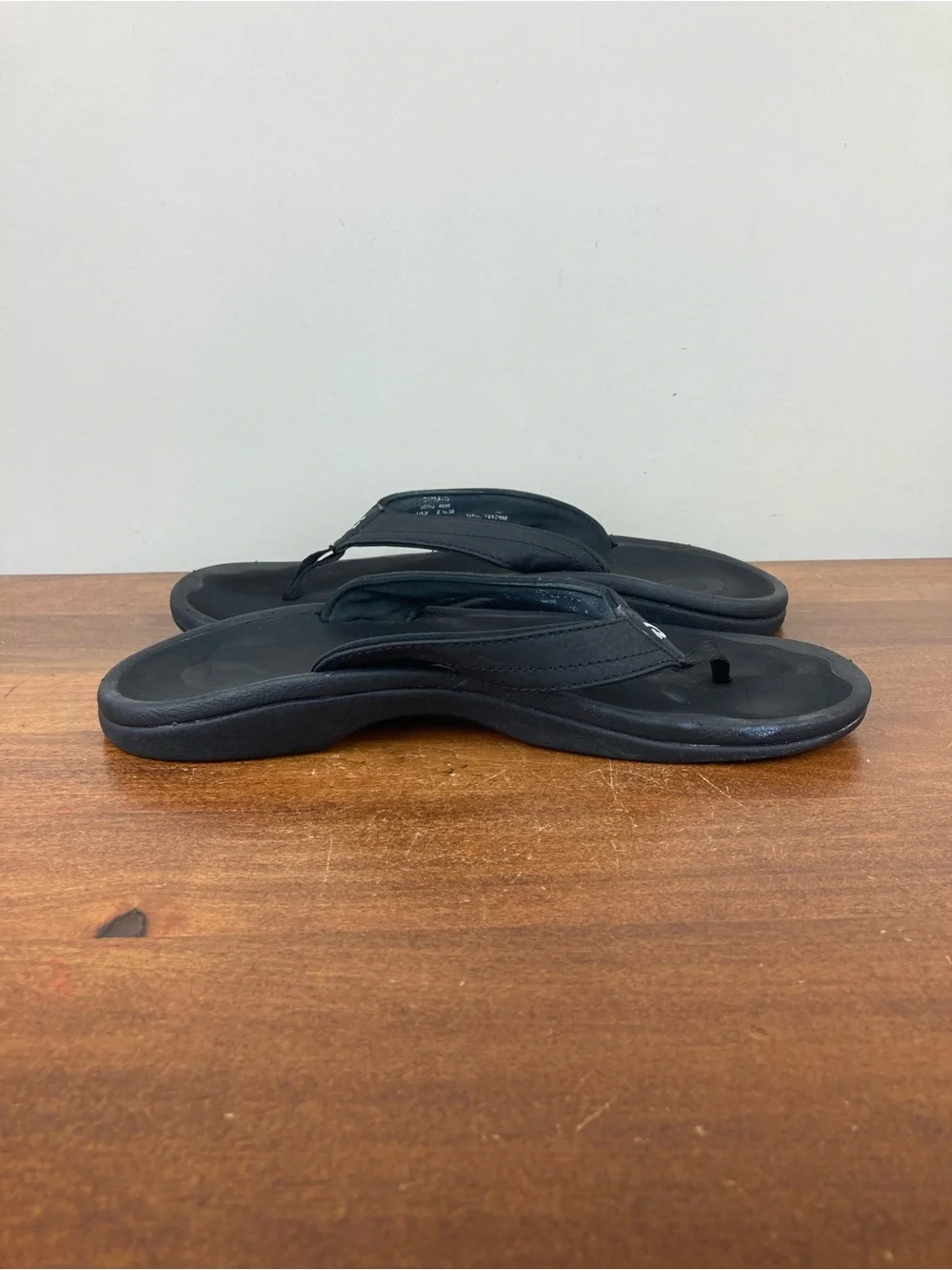 OluKai Ohana Black Thong Flip Flops Comfort Sandals Women’s Size 8/38.